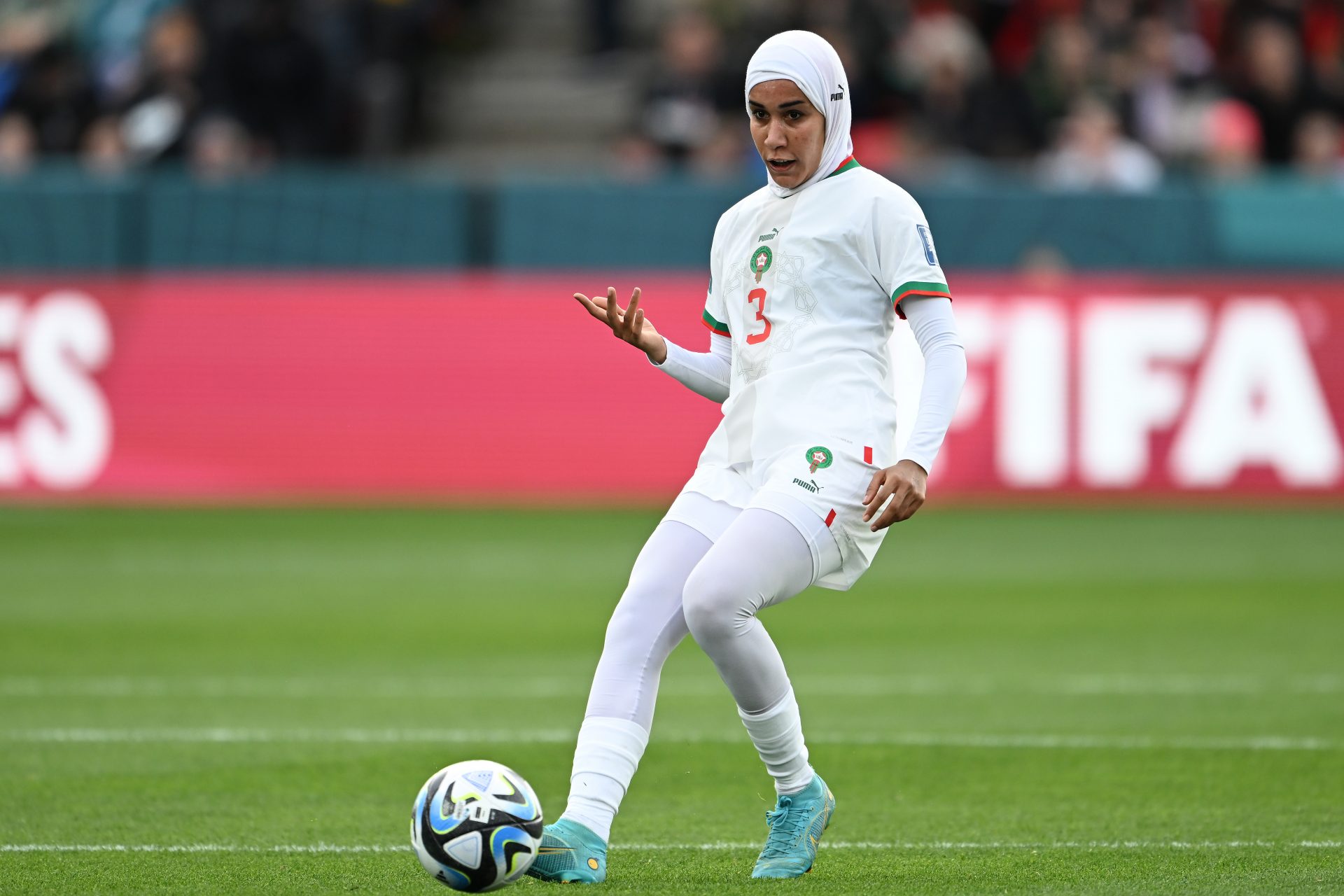 Wie Nouhaila Benzina den Weg für muslimische Frauen im Fußball ebnet