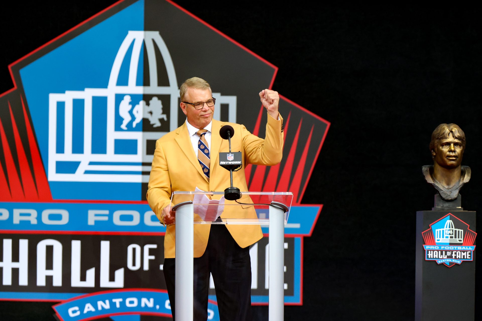 8: Which team has the most players in the Pro Football Hall of Fame?