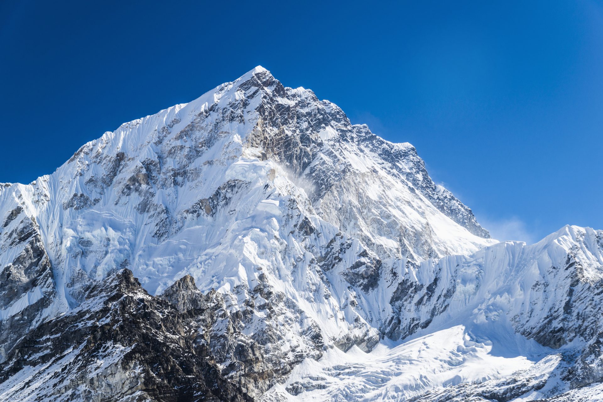 エベレストは登山者の排泄物だらけ：当局は専用封筒の所持を義務付け