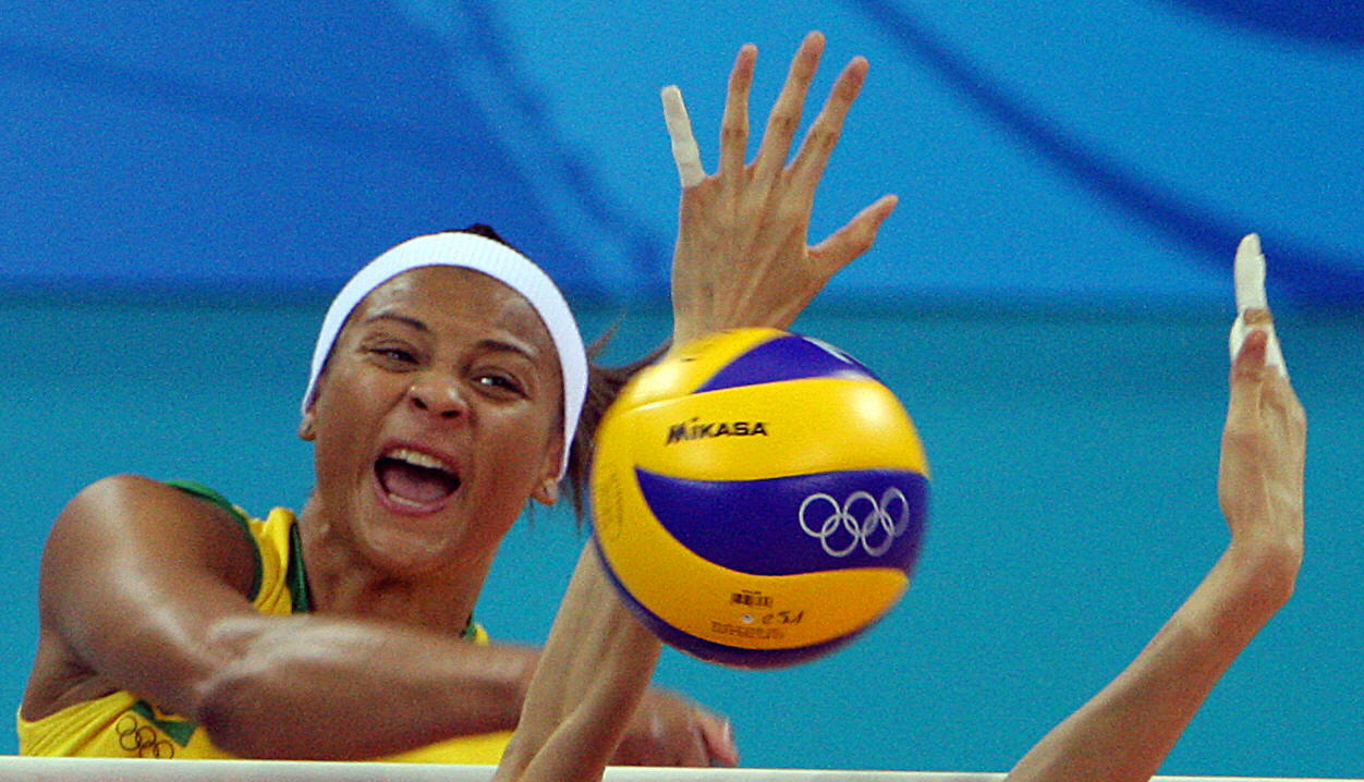 La championne olympique de volley-ball Walewska Oliveira meurt à l'âge de 43 ans en chutant d'un immeuble