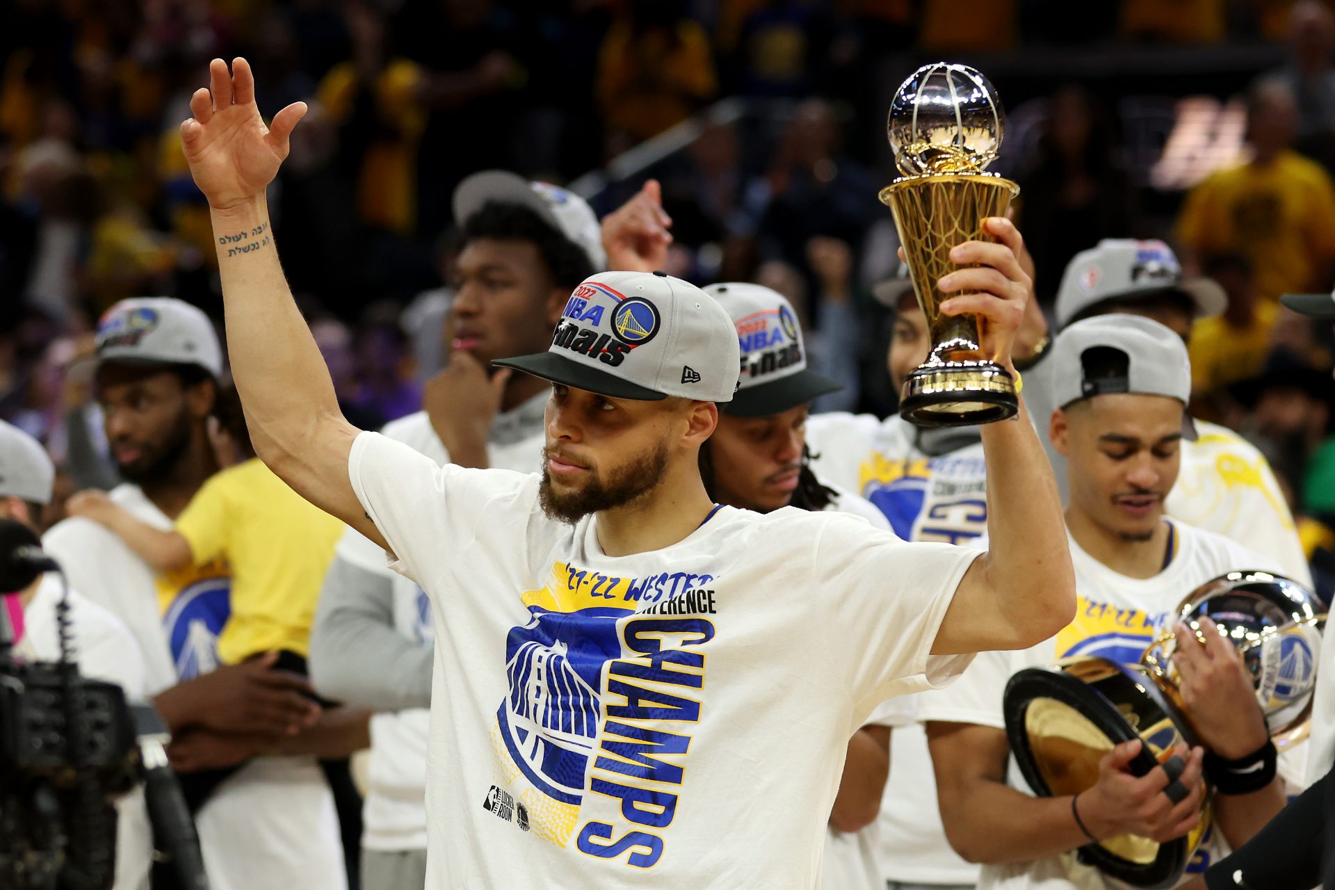 Steph Curry matches Magic for championships