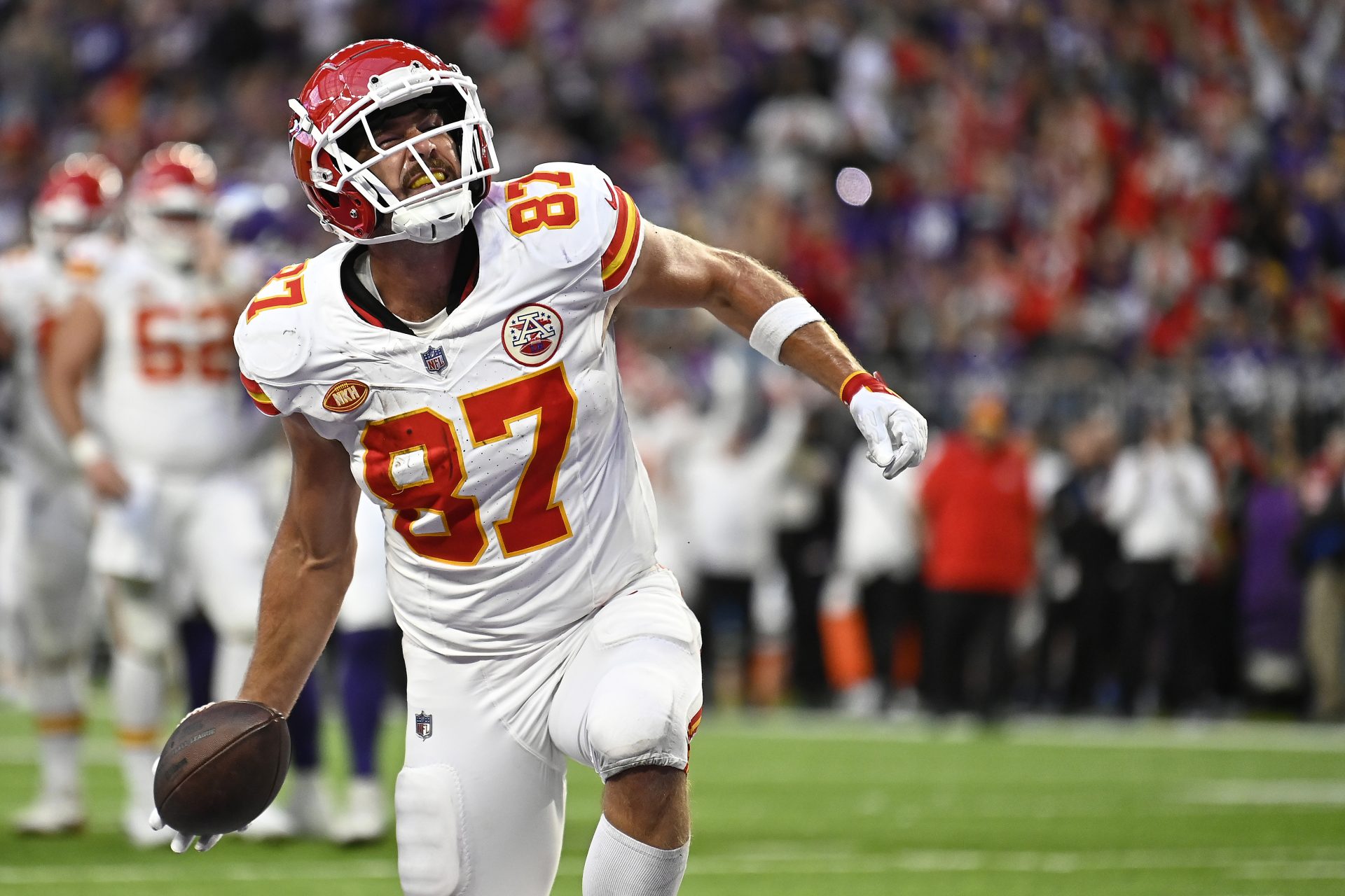 Travis Kelce shows out