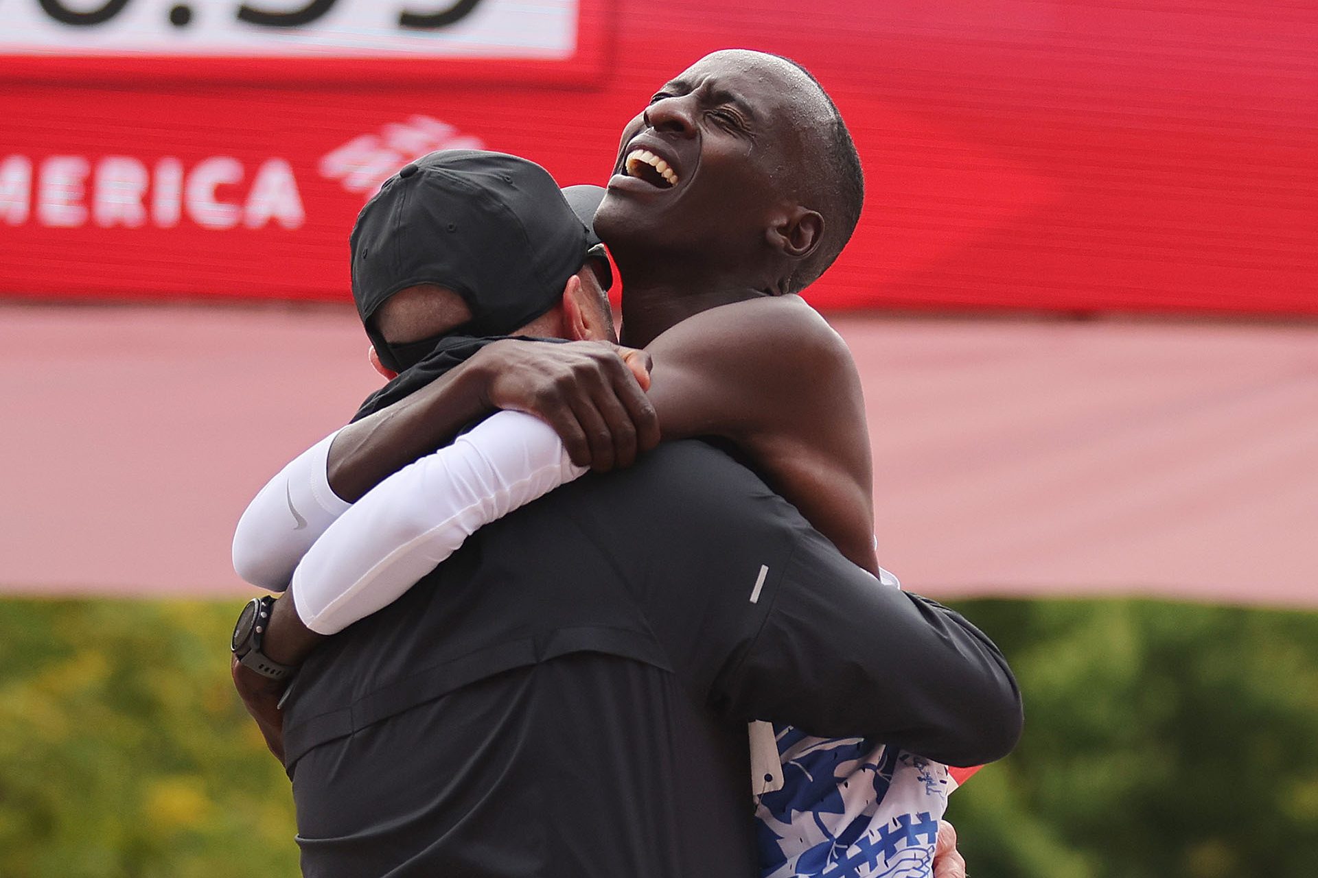 Los atletas kenianos rinden homenaje a su compañero