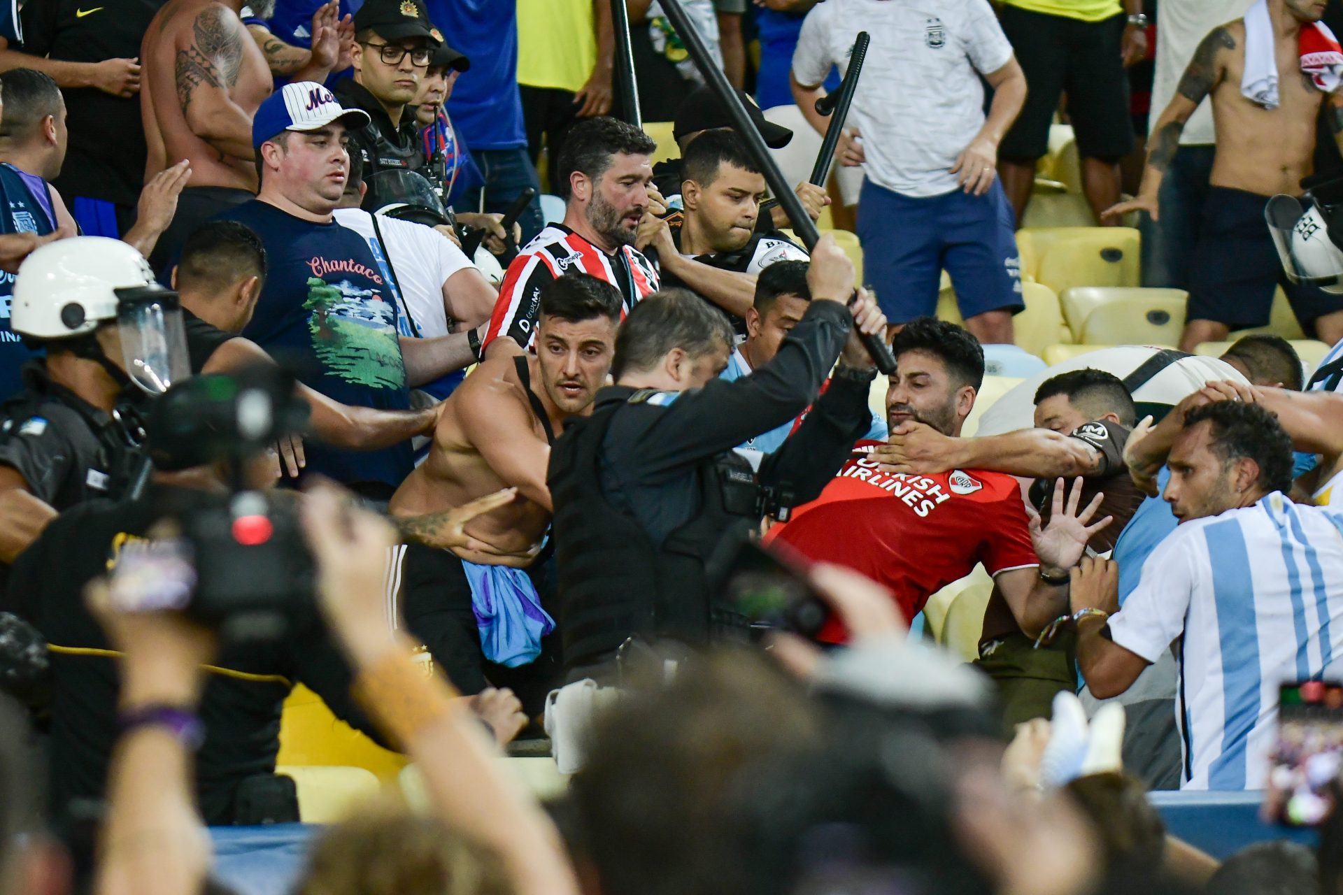 Batalla campal en Maracaná: lamentables imágenes del Argentina - Brasil