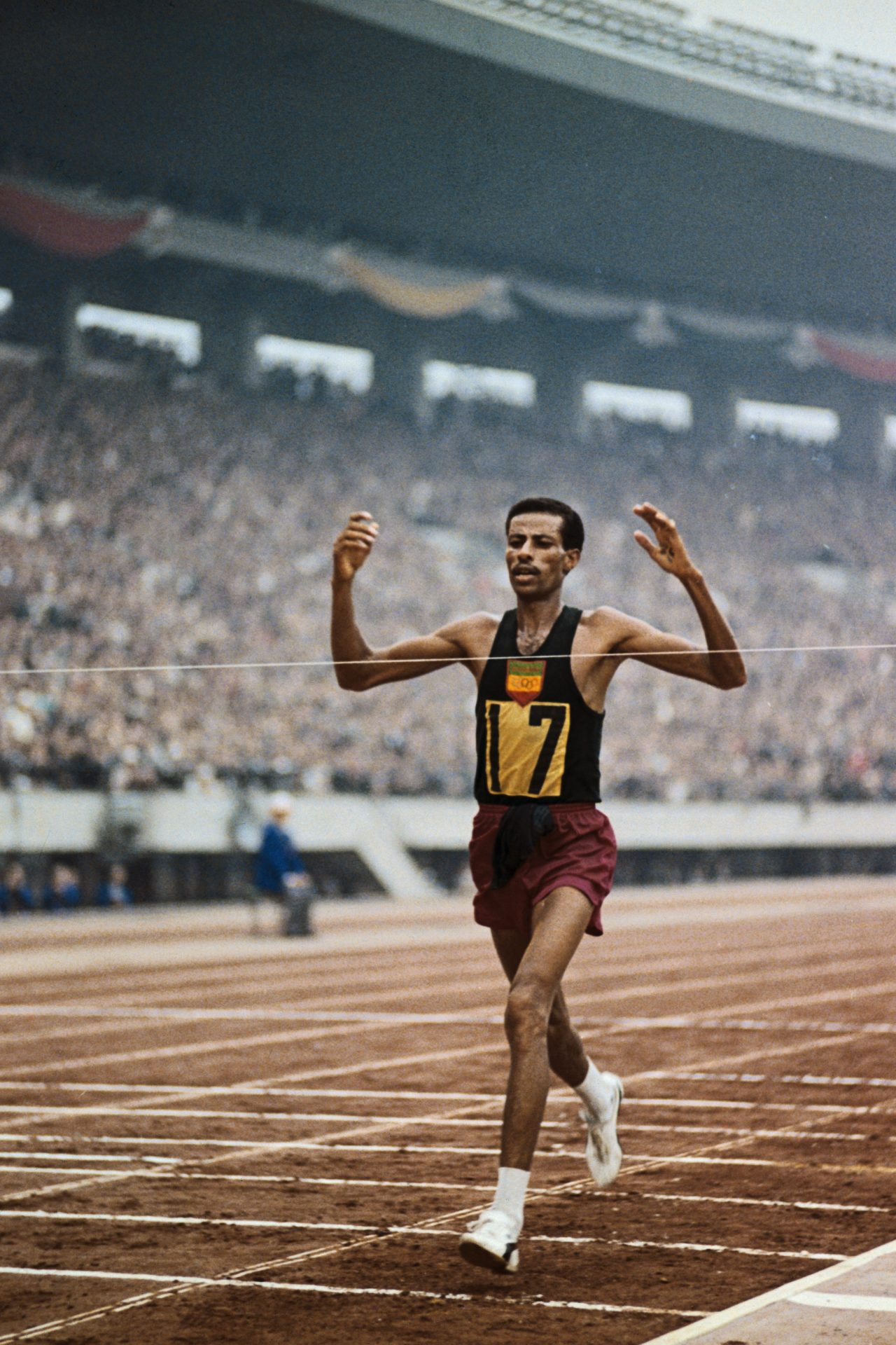 L'histoire tragique d'Abebe Bikila, le marathonien qui a perdu ses jambes à 36 ans