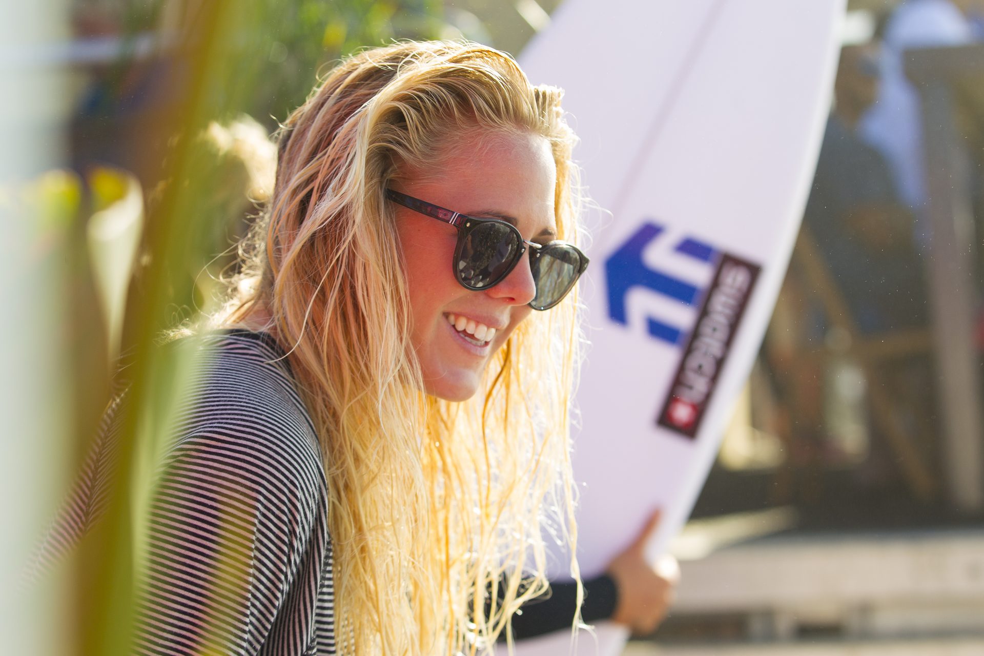 Laura Enever surfeó la ola más grande jamás registrada