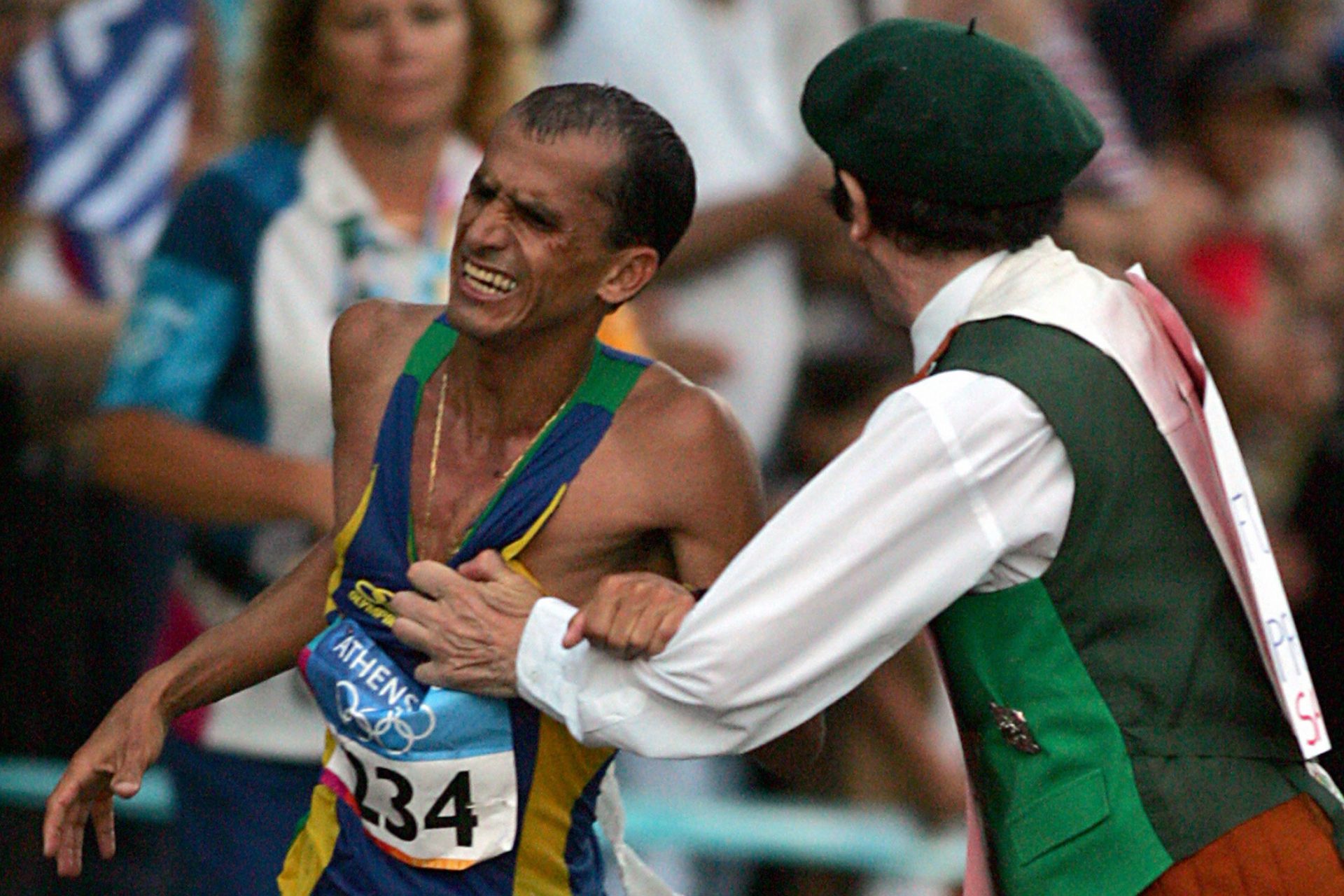 O dia em que Vanderlei de Lima foi atacado na pista e perdeu o ouro olímpico