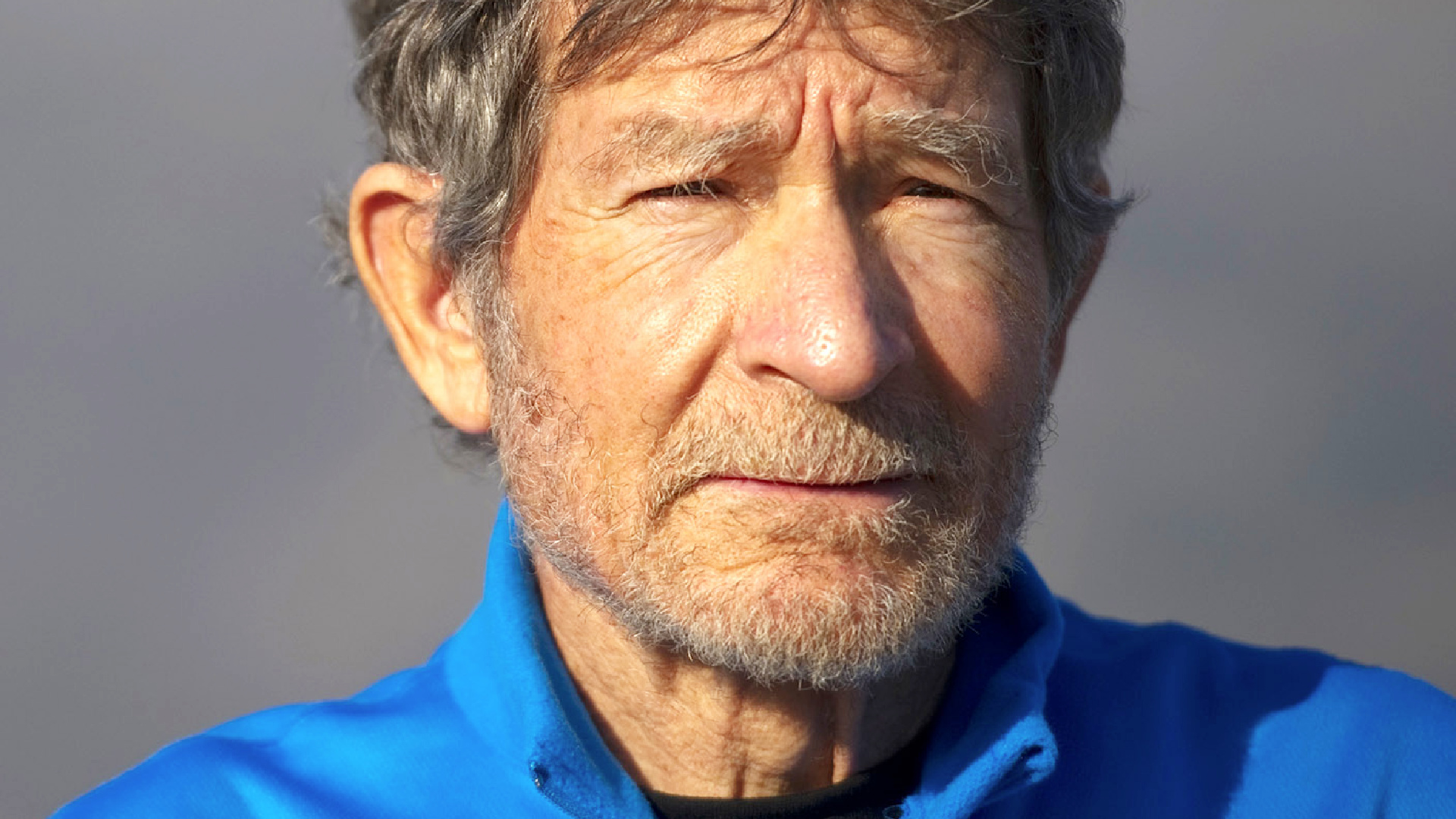 Sigue desafiando a la montaña con 85 años: la historia del alpinista Carlos Soria