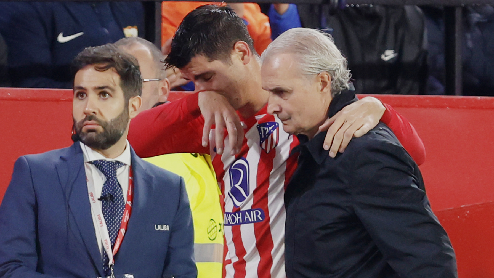 Las imágenes de la escalofriante lesión de Morata y sus lágrimas en Sevilla