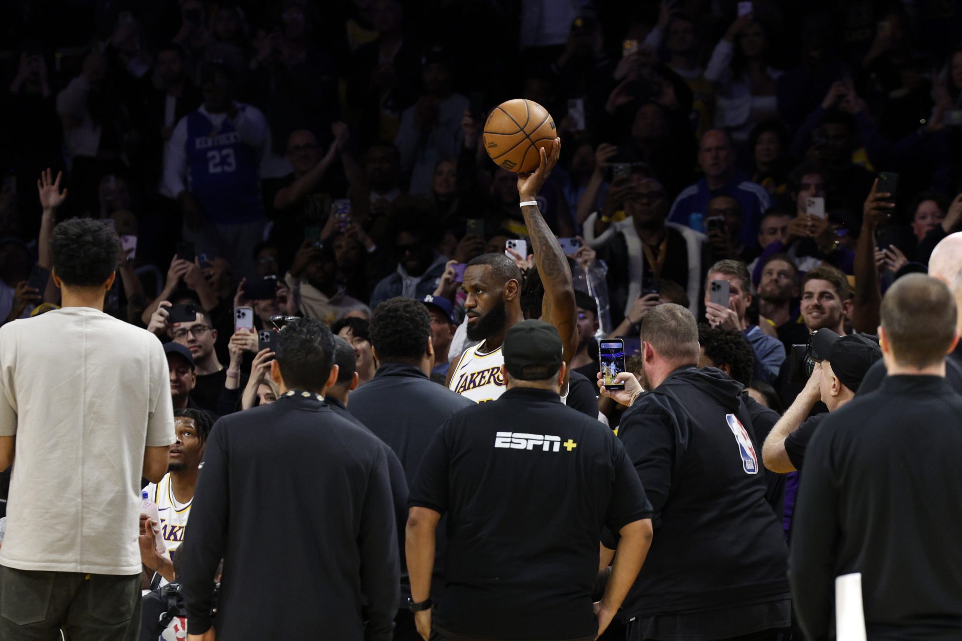 GOAT LeBron James becomes the first player to score 40,000 NBA points