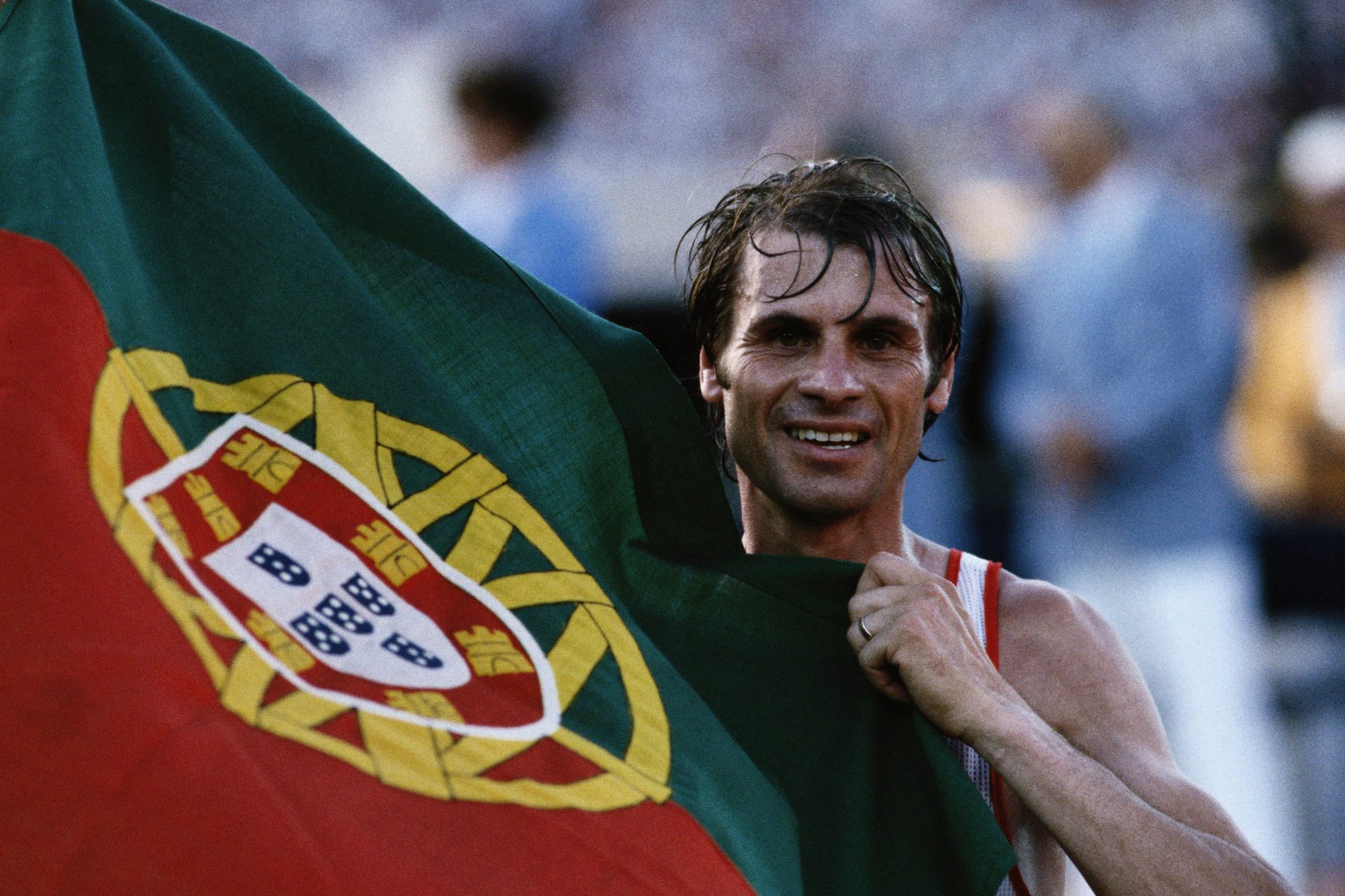 La storia di Carlos Lopes: investito da un'auto 15 giorni prima, vince l'oro (e batte il record) alle Olimpiadi del 1984