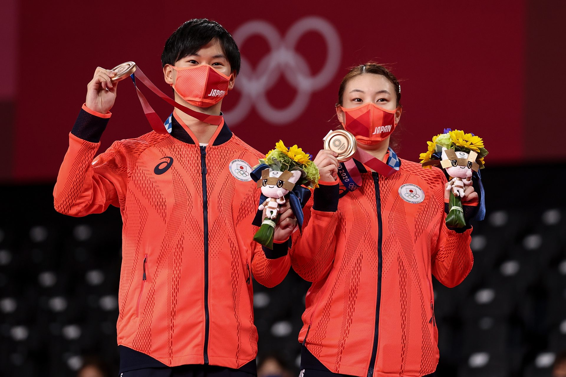 バドミントン混合ダブルスの東野有紗・渡辺勇大選手：ペア歴10年を超える二人がメダルを狙う