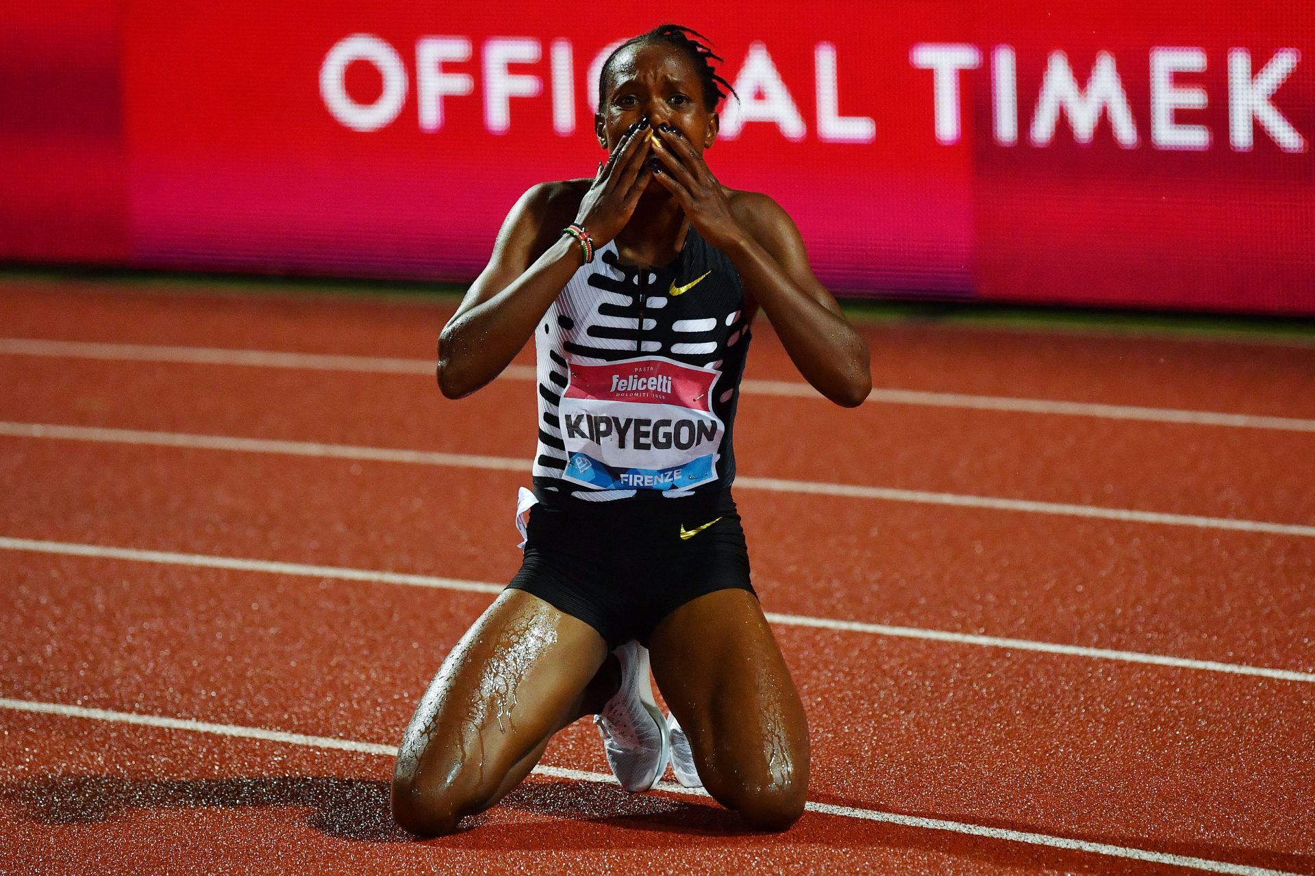1 500m féminin : 3:49.11- Faith Kipyegon