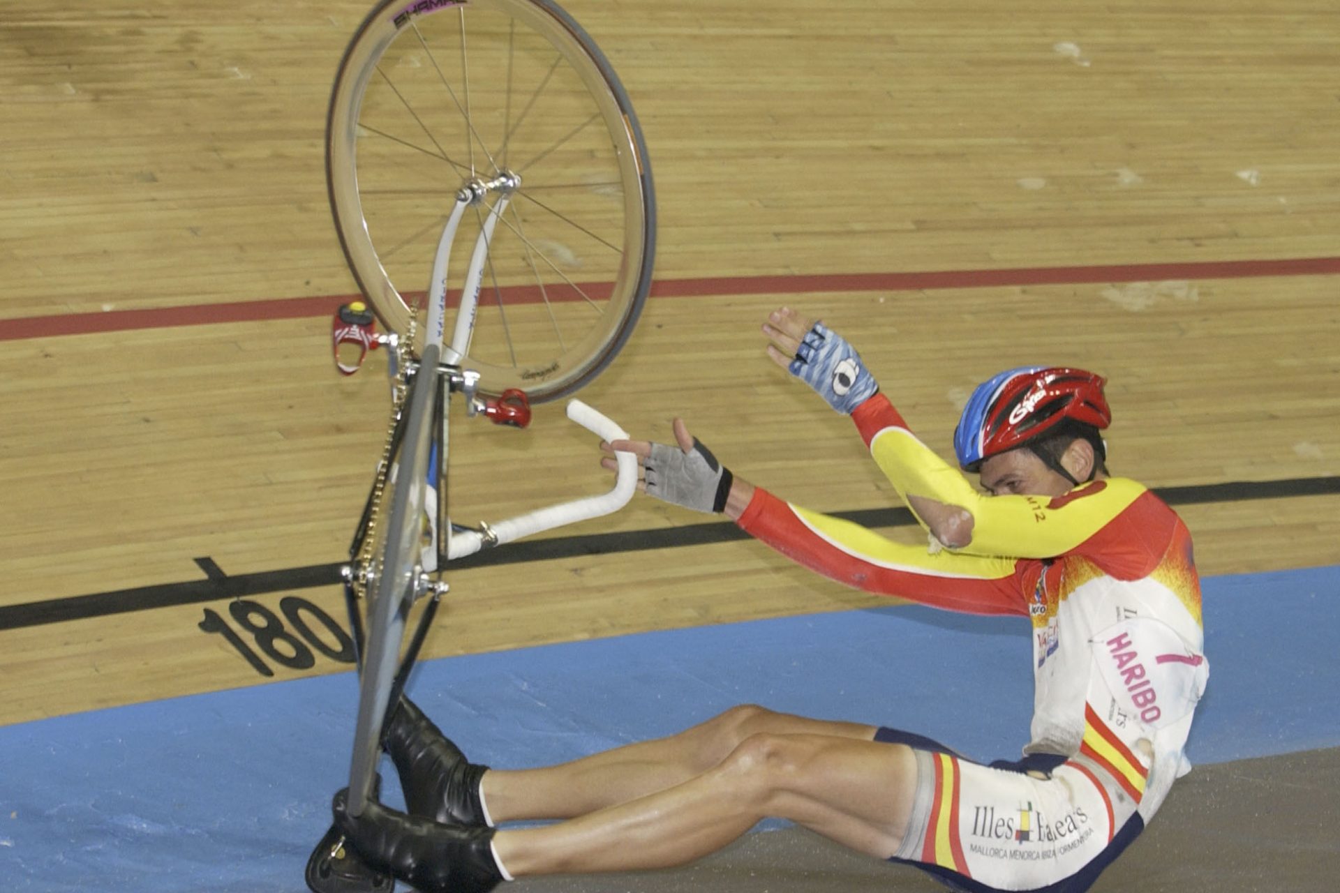 Il tragico incidente in pista che stroncò la vita della leggenda del ciclismo Isaac Gálvez López