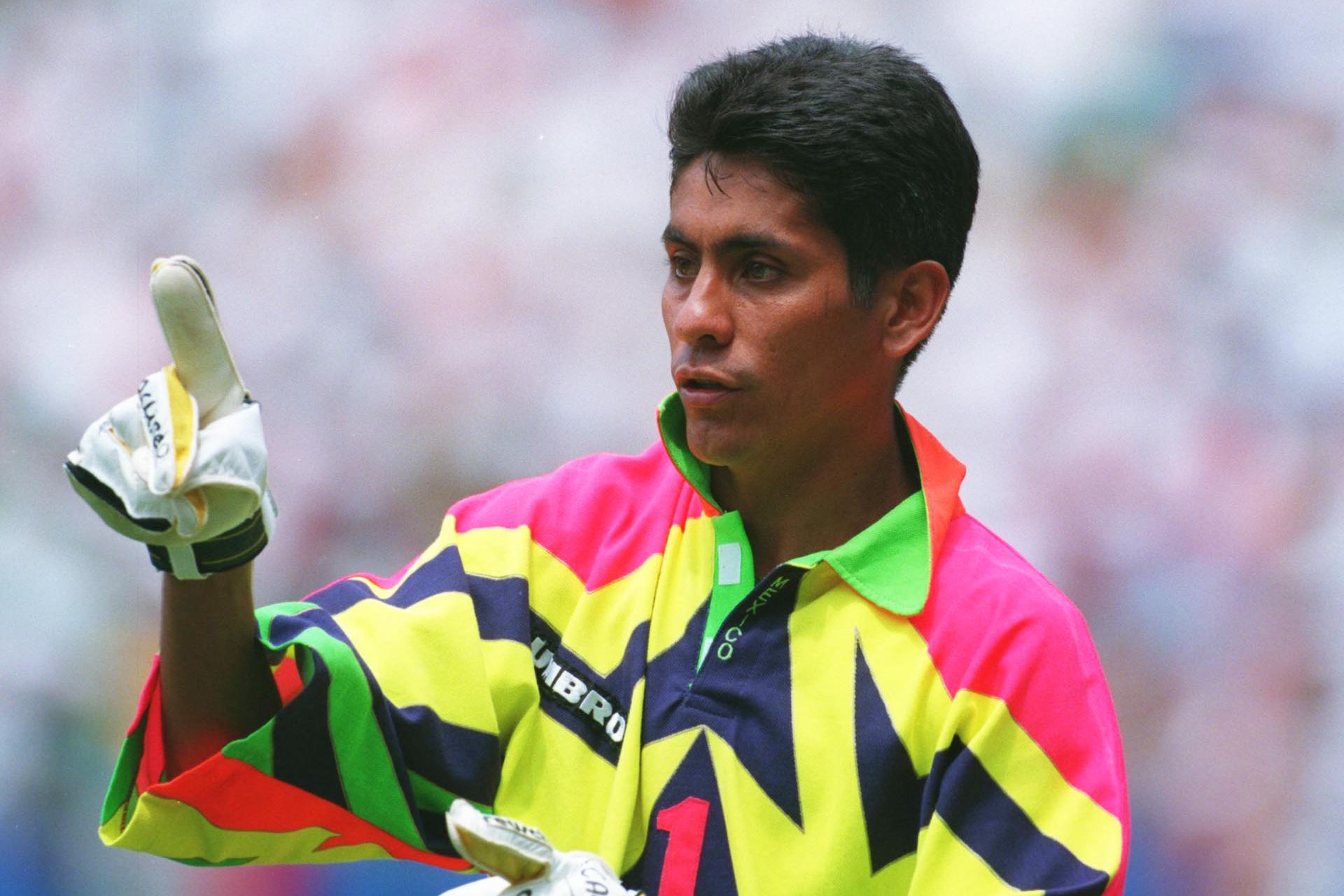 Jorge Campos, el portero con alma de atacante y coloridas indumentarias