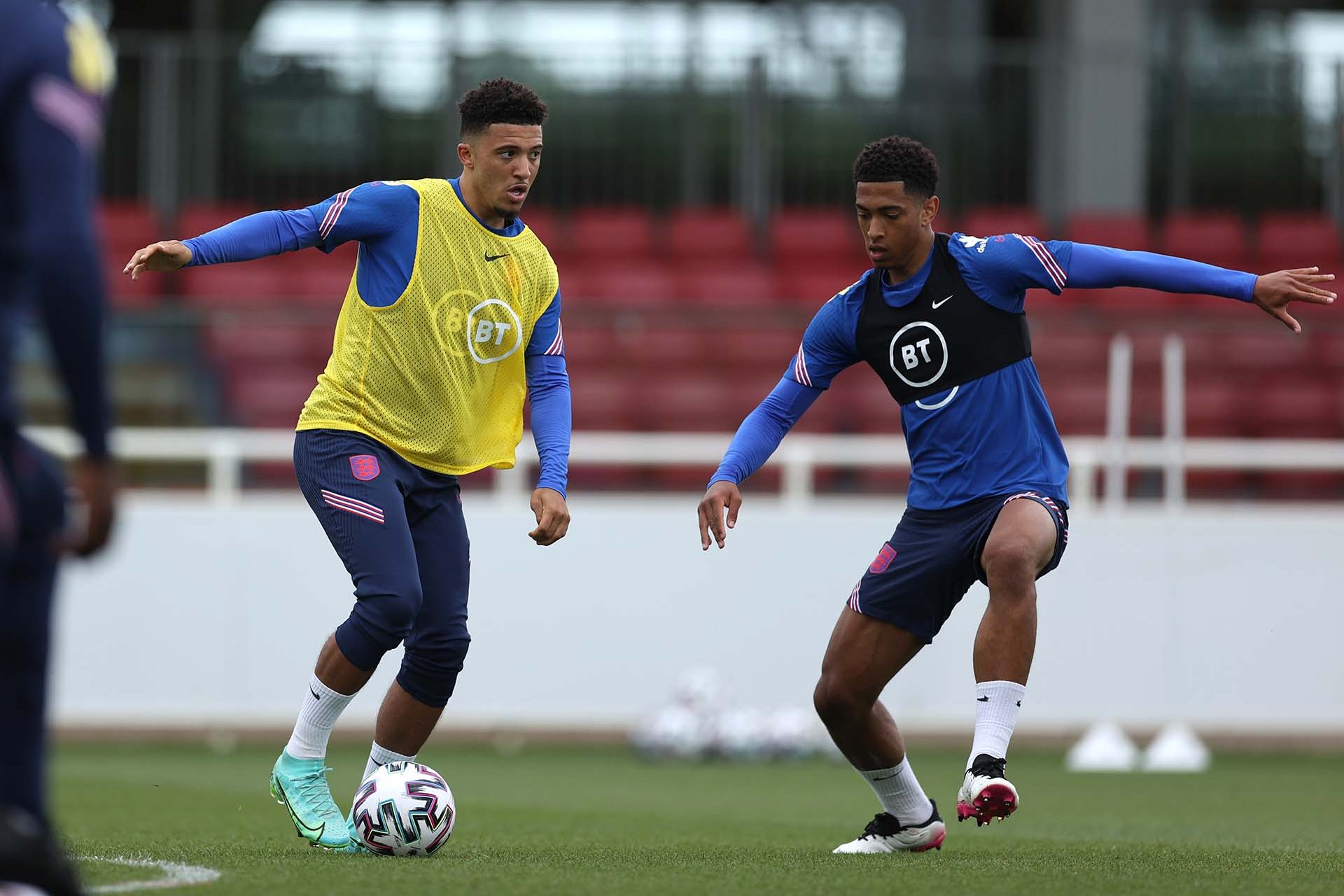 Jadon Sancho reta a Jude Bellingham