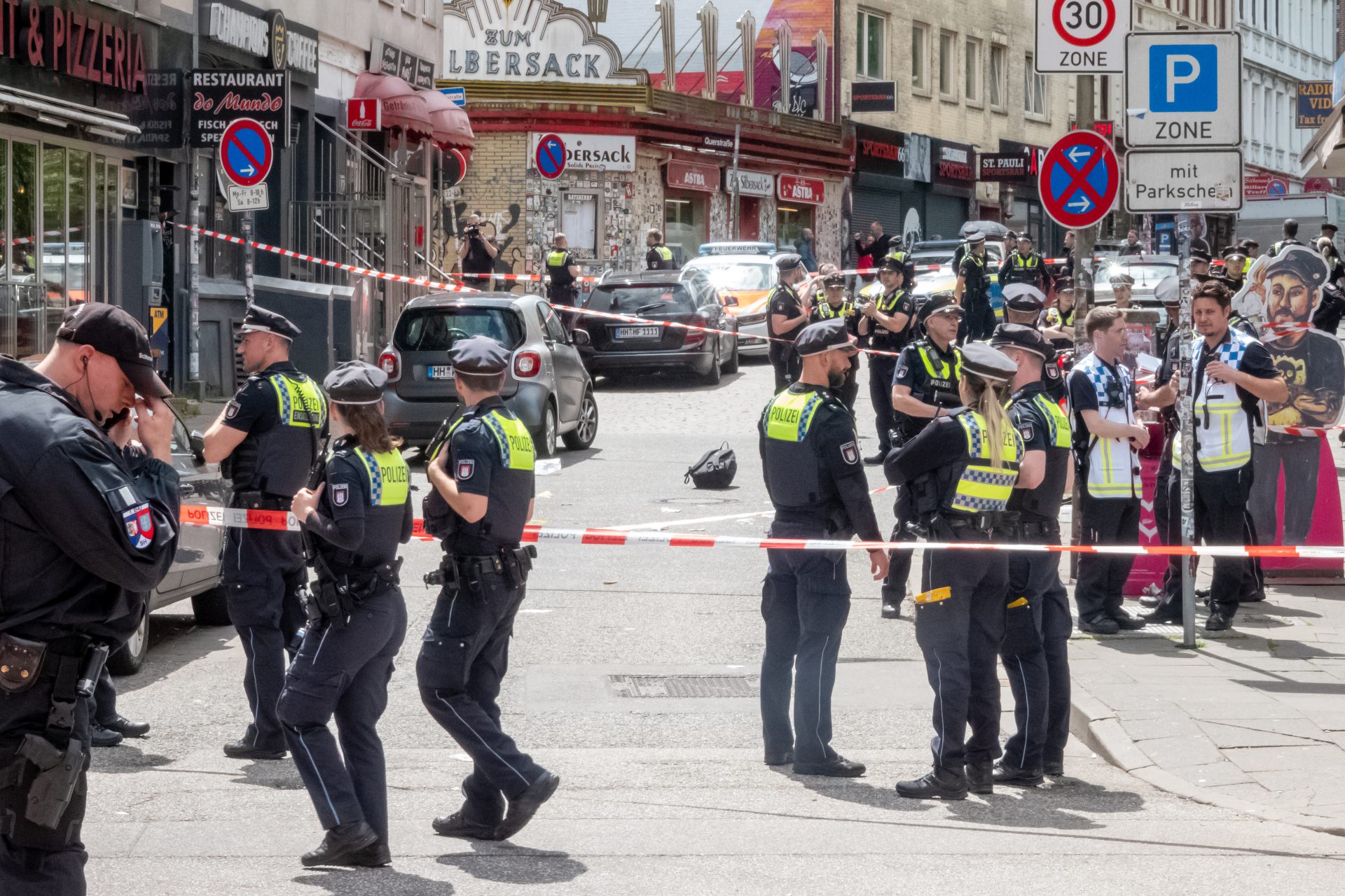 Hamburger Polizei erschießt bewaffneten Mann vor dem Spiel Niederlande gegen Polen