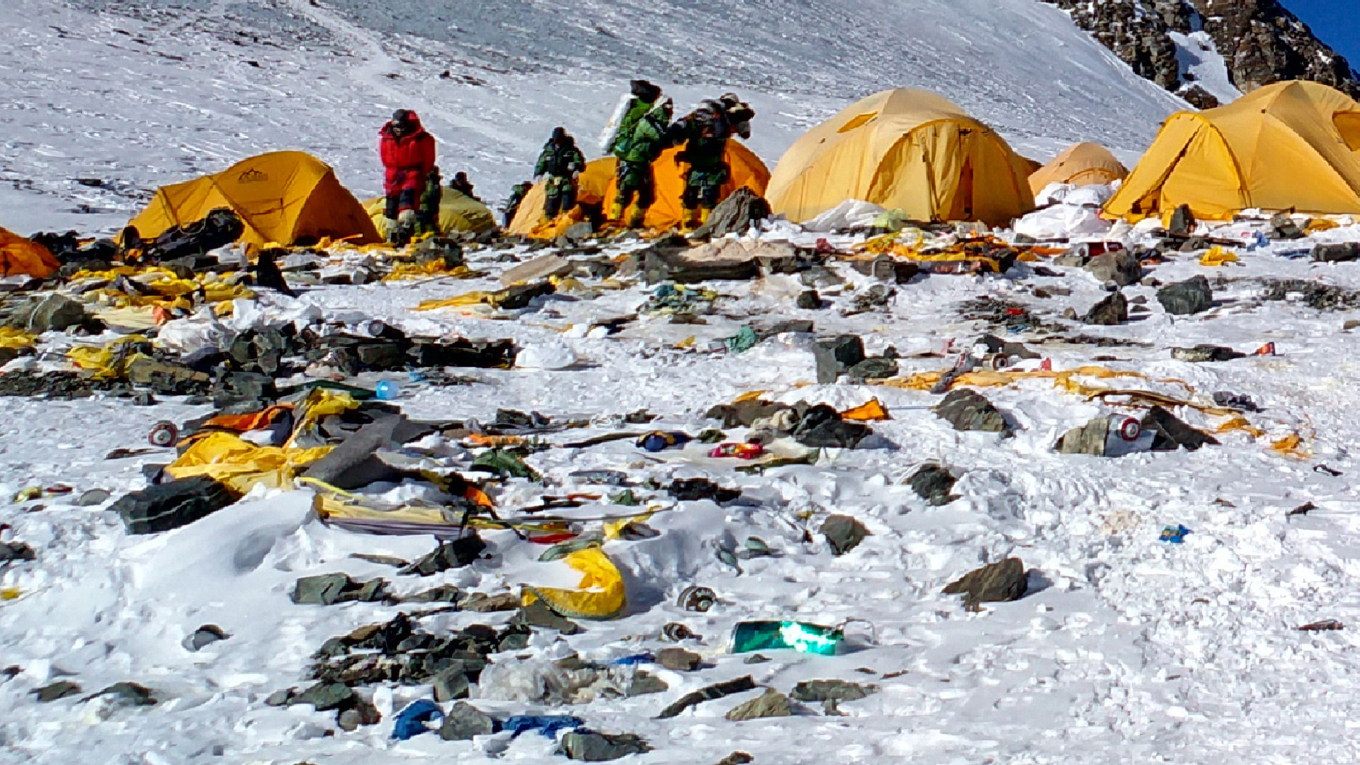 Denuncian gran problema en las alturas: excrementos humanos asfixian al Everest