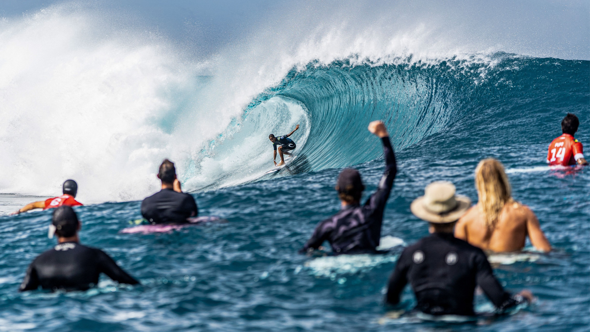 El surf olímpico enciende la pasión en las legendarias olas de Teahupo'o