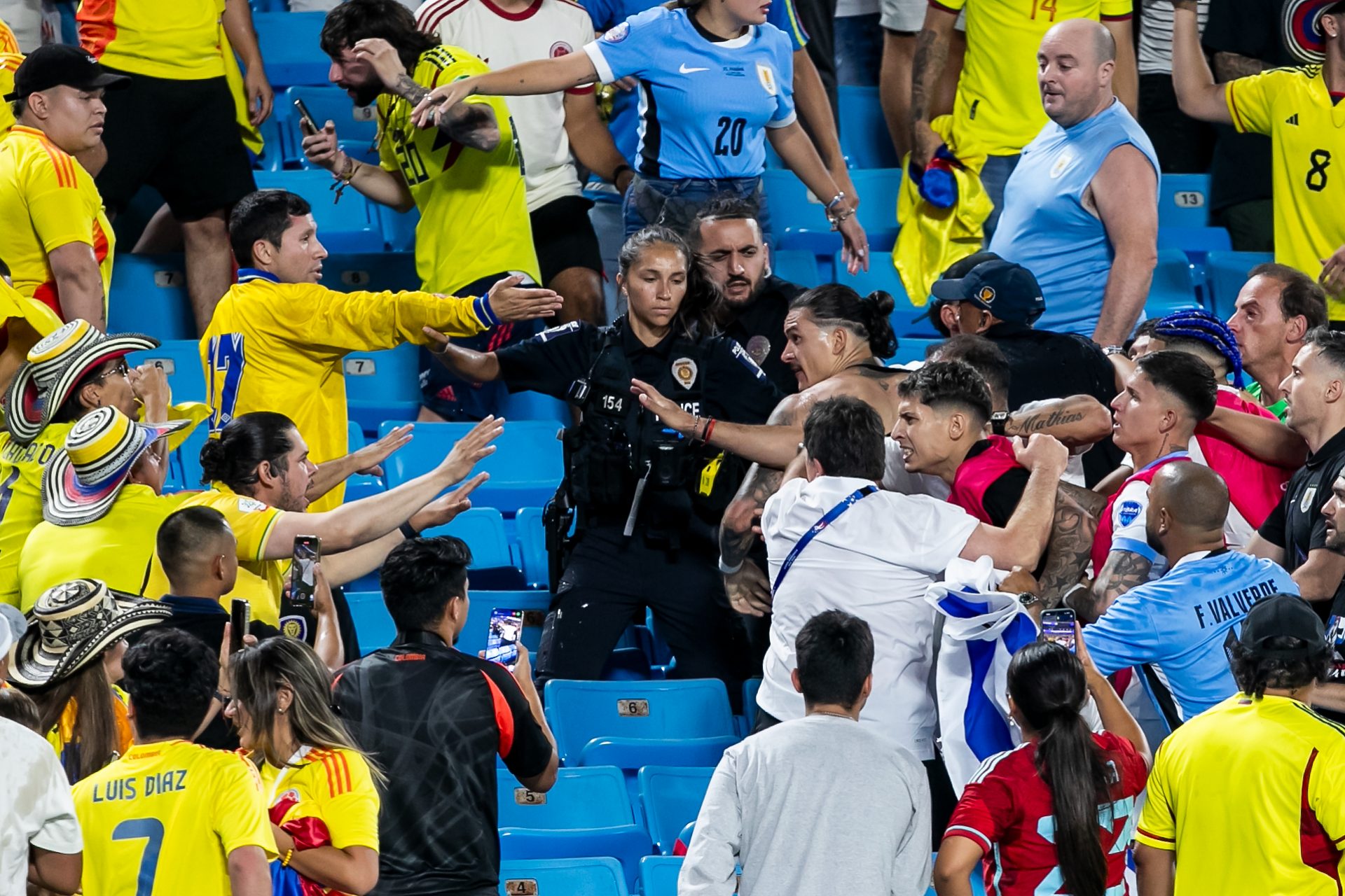 Escándalo en la Copa América: tres jugadores uruguayos acaban a golpes con aficionados colombianos