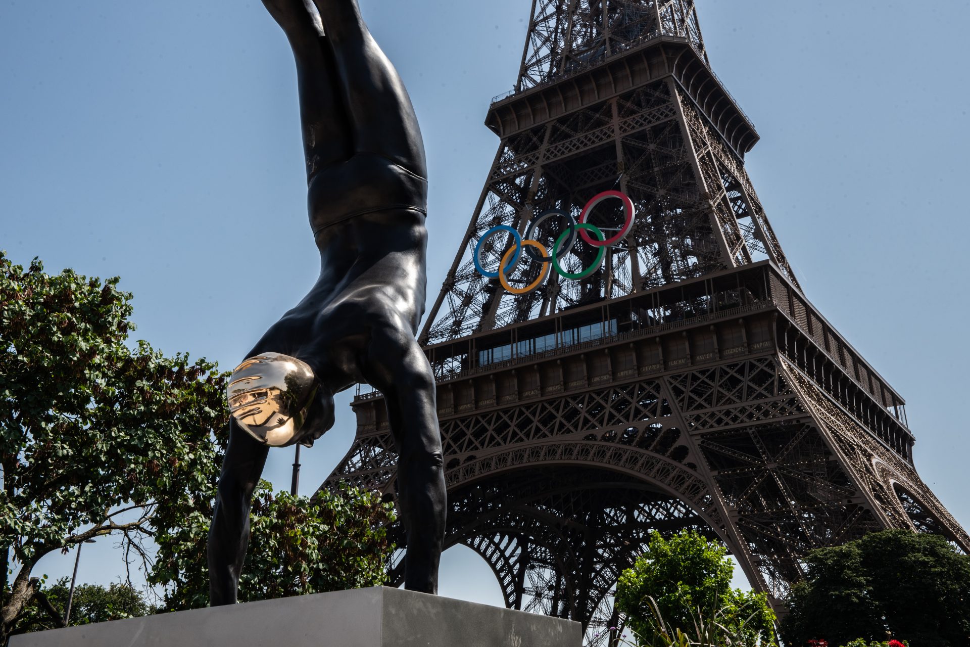 Un incendie à la Tour Eiffel et Napoléon hors du tombeau