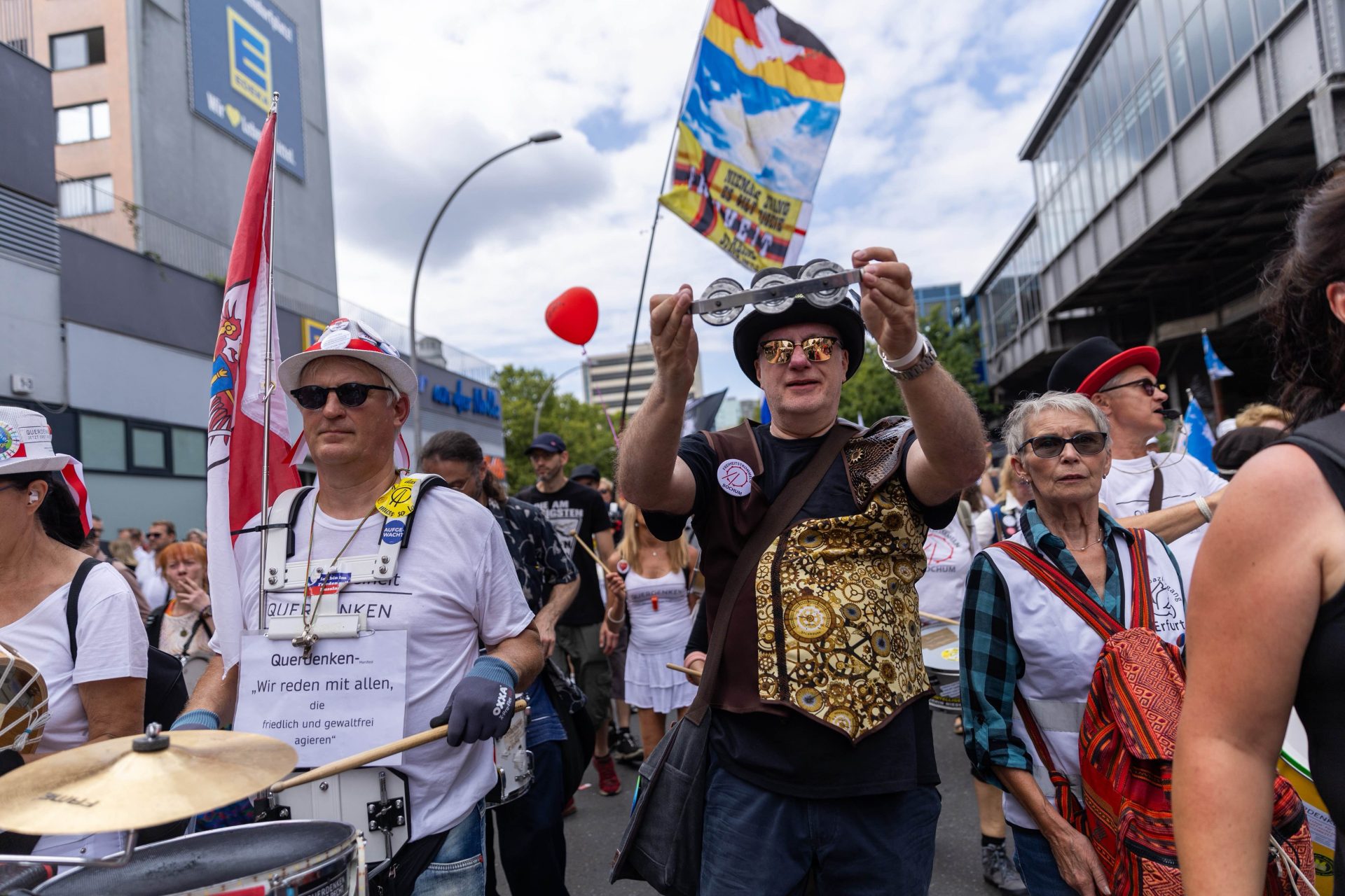 'Querdenker'-Demo: wird die Friedensbewegung von Rechten unterwandert?