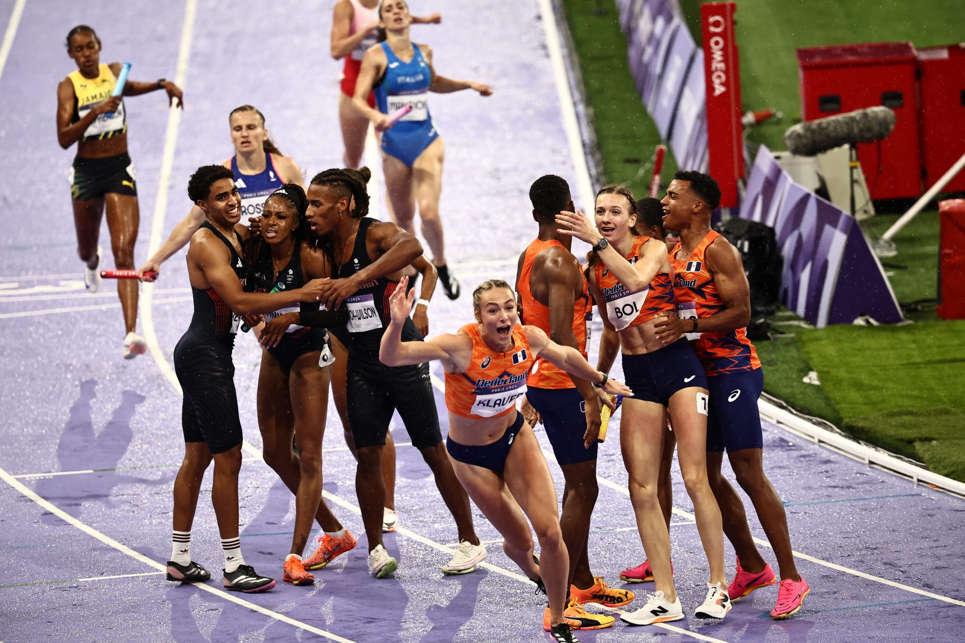 Uitzinnig team aan het begin van het atletiektoernooi