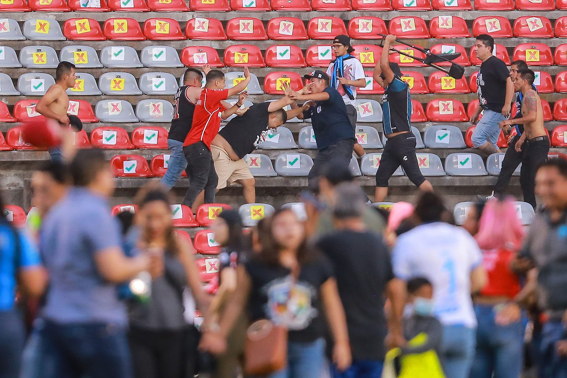 Historia de escándalo en el fútbol mexicano: el día en el que los radicales vencieron