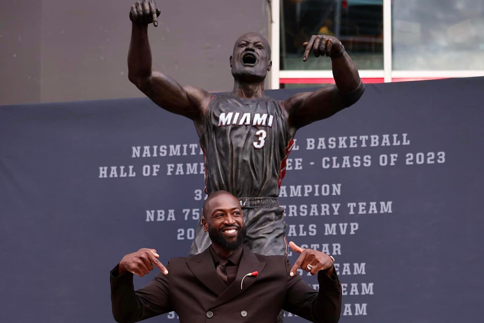 Miami Heat descubre la estatua de Dwyane Wade y todos se preguntan lo ...