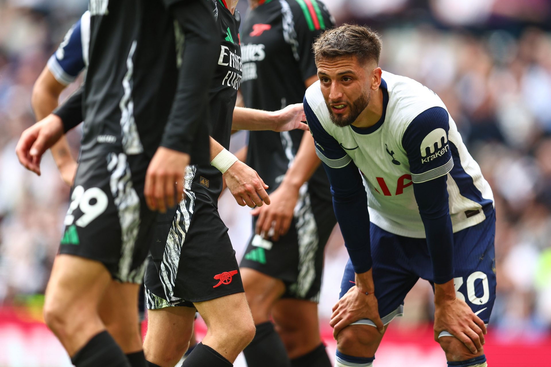 Escándalo racista del uruguayo Rodrigo Bentancur sacude la Premier League