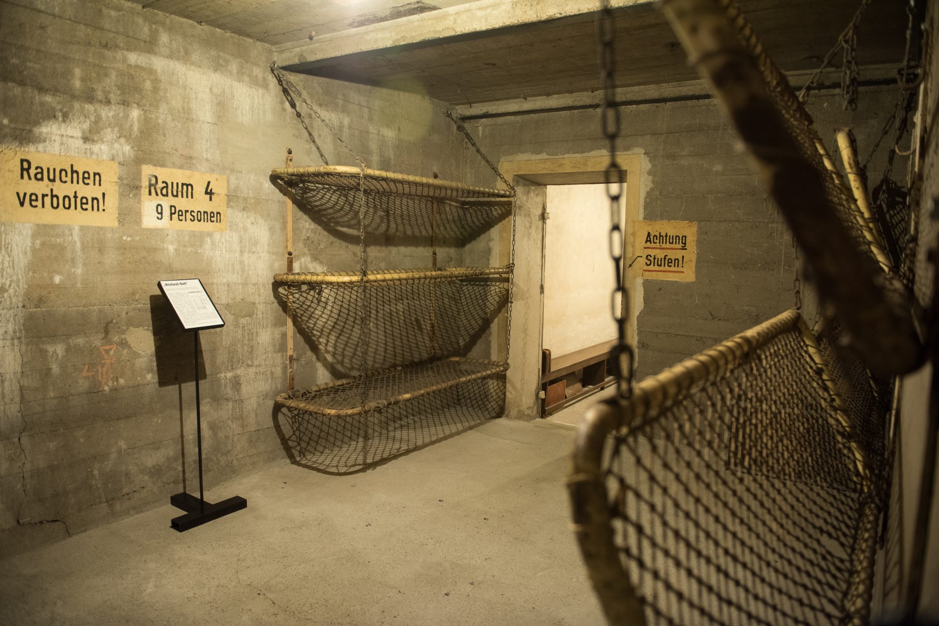 Bunker aus dem Zweiten Weltkrieg oder unterirdische U-Bahnhöfe