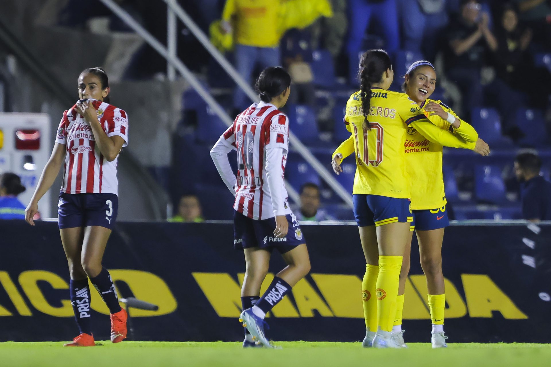 América aplastó a Chivas y se acerca al título