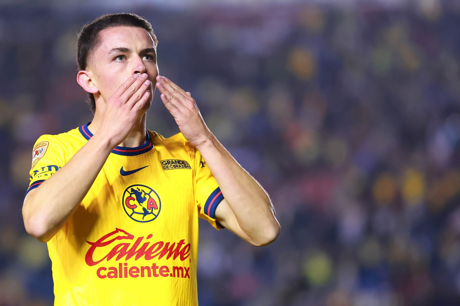 Cariño y devoción de la hinchada americanista