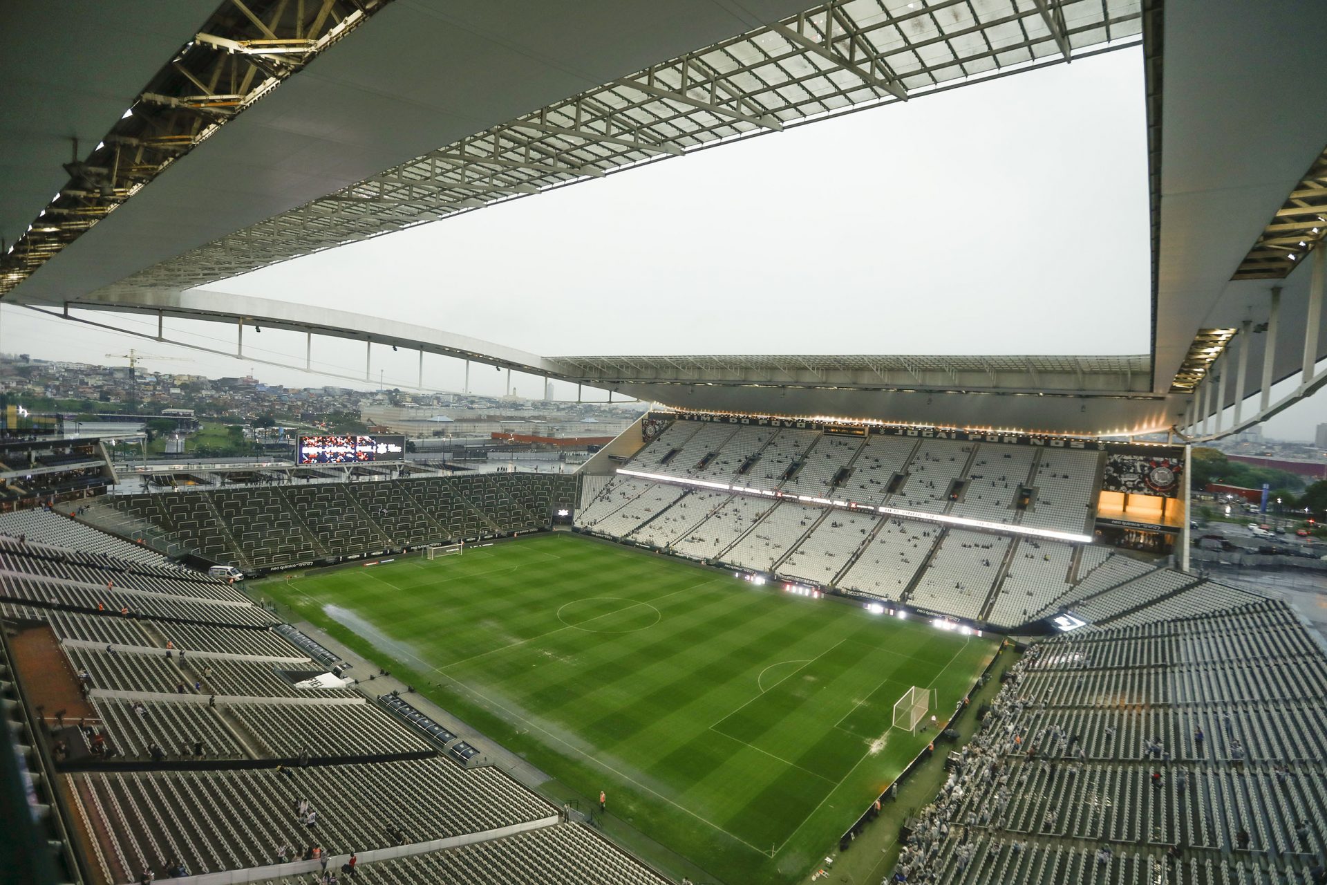 Un gran estadio con una gigantesca deuda