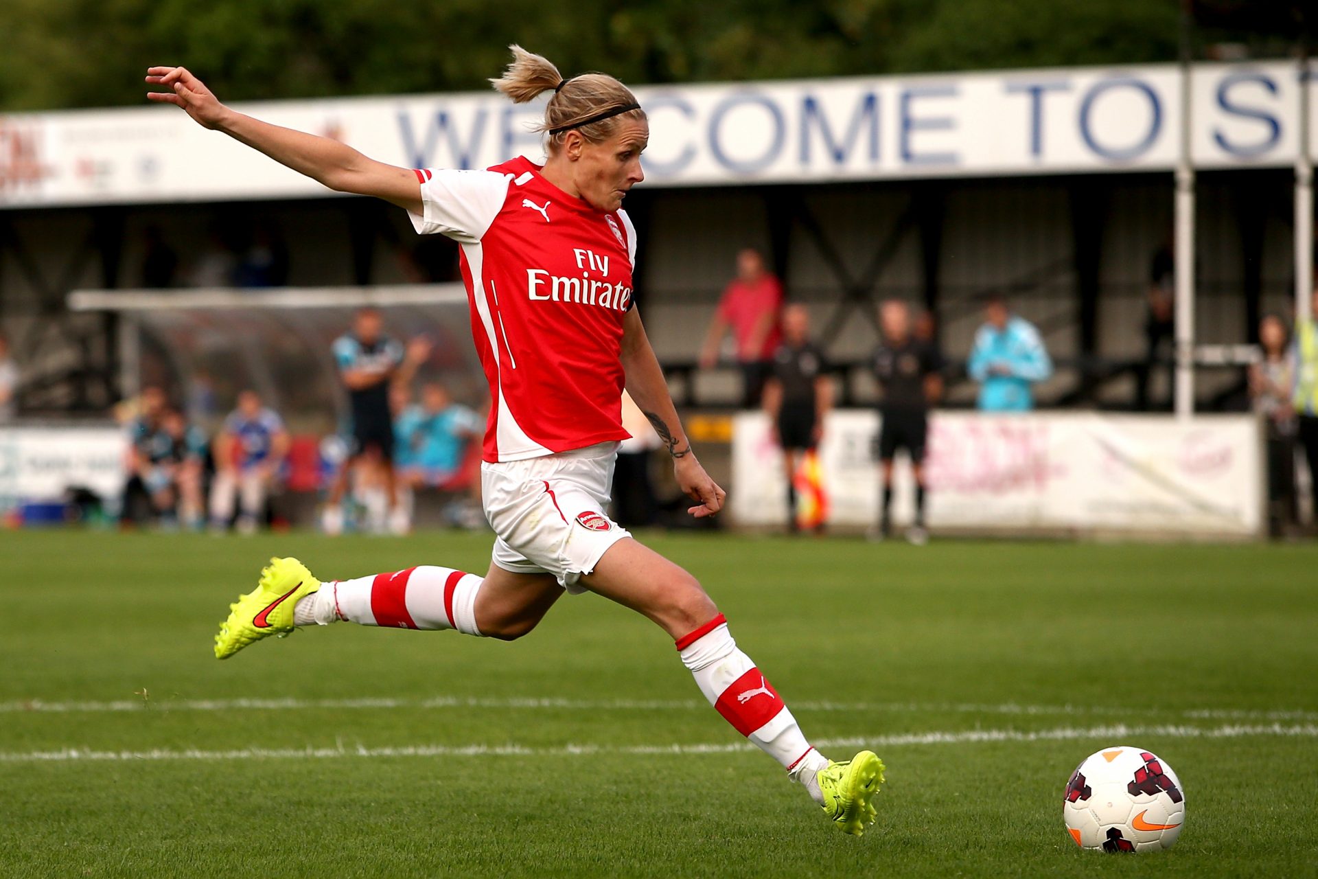 25. Kelly Smith - Angleterre