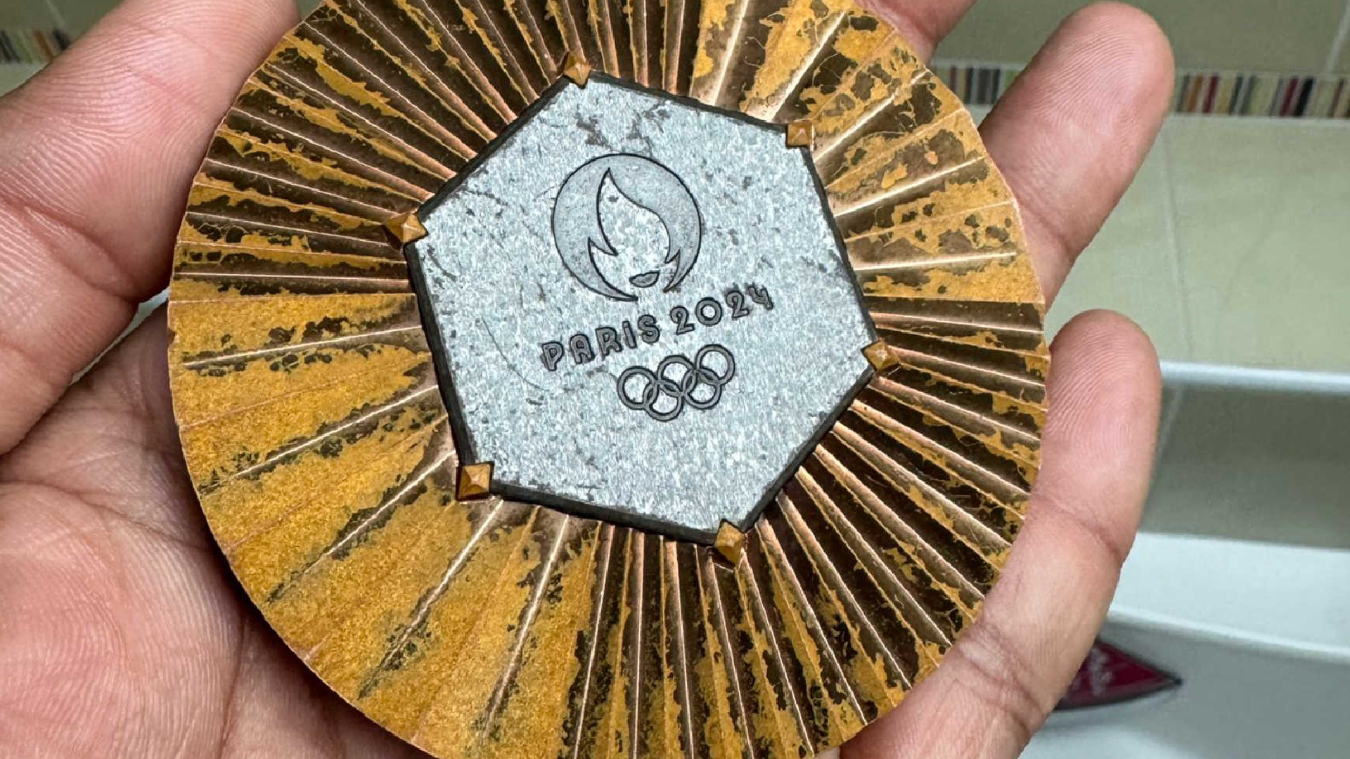 Polémica olímpica que no cesa: el escándalo de las medallas de París 2024