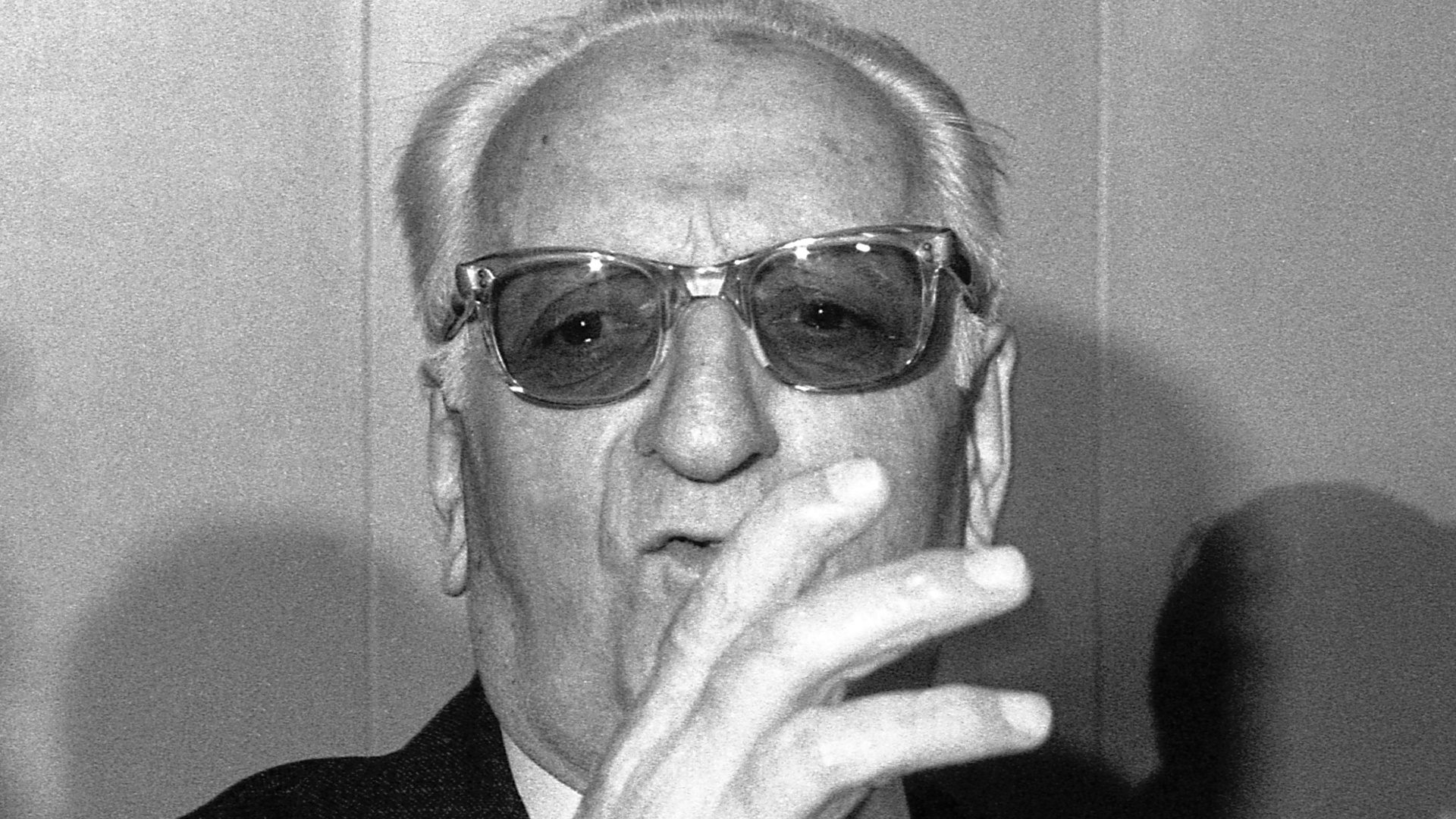 Mesut Özil nasceu apenas dois meses após a morte de Enzo Ferrari