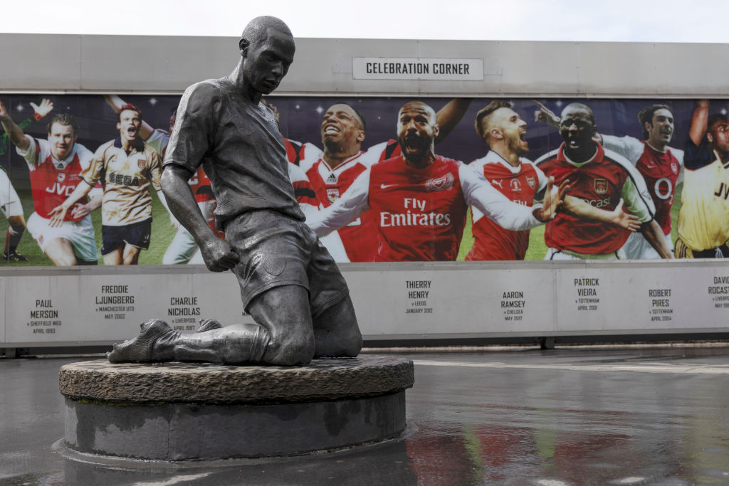 10. Une statue devant l'Emirates